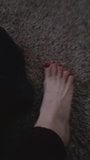 Tirando minha meia para mostrar minhas unhas vermelhas e pés pálidos snapshot 3