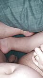Glijdt stiefmoeders hand op de lul van stiefzoon of niet??? snapshot 13