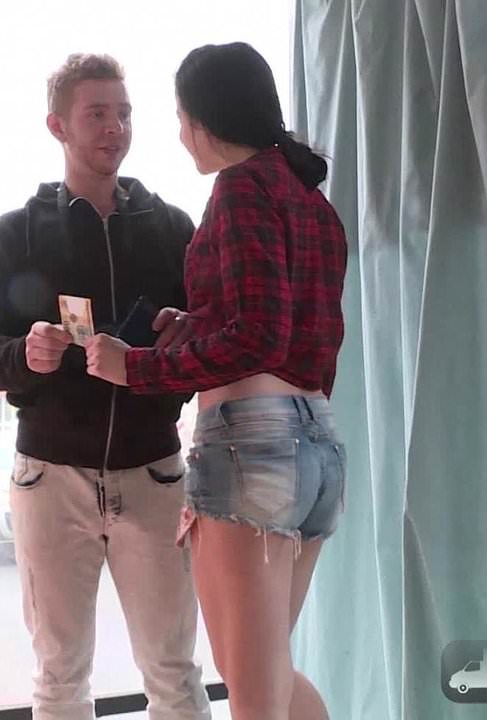 热辣的taissia在公共场合展示她的口交技巧