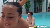 Nena chupa y folla junto a la piscina mientras su novio observa snapshot 5