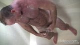 Mickie C, papa hirsute costaud. l'heure du bain (dilf) snapshot 6