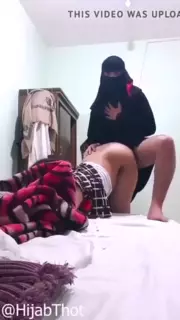 Саудовская арабская девушка занимается сексом со своим другом, ее ...