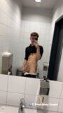 homo ganteng memainkan dengan besar kontol di kamar mandi di tempat kerja snapshot 1