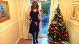 Alison en cuissardes - branlette sous le sapin de Noël snapshot 12