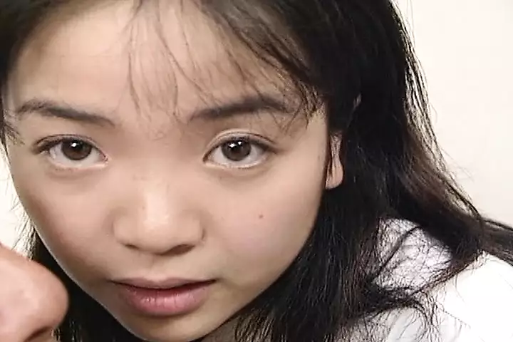 Mira a esta chica japonesa comer antes de follar