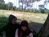 Siswi Berjilbab Asik Ciuman Di Taman snapshot 3