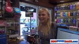 Gordita adolescente chica en tienda para adultos gloryhole snapshot 3