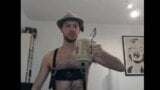 Magnus satyrianus bebendo cerveja e saindo da lederhose snapshot 1