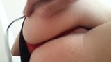 Ковзання кицьки, ковзання трусиків, дівчина показує свої губи кицьки та дупу snapshot 4