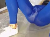 Blonde stiefzus spuit in een broek. enorm orgasme snapshot 3