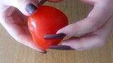 Tomate mit Nägeln schneiden snapshot 1