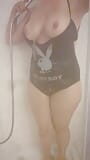 Una chica con un cuerpo de playboy a la que le gusta presumir en la ducha del hotel snapshot 3