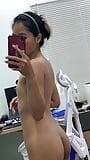 Ragazza impertinente nuda che mostra il suo piccolo corpo snapshot 2