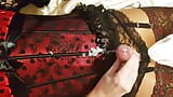 Crossdresser CorsetLoverCD se branle et jouit en lingerie rouge et noire snapshot 3