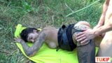 Sexo al aire libre con una mujer gótica francesa tatuada snapshot 15