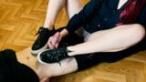 La ragazza con le scarpe da ginnastica fa un feticismo del piede snapshot 19