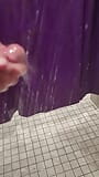 Pochender harter Schwanz in der öffentlichen Dusche snapshot 2