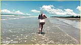 Mi esposa se desnuda y juega con el balón de fútbol en la playa snapshot 1