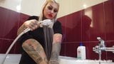 Une femme blonde tatouée se lave les pieds snapshot 8