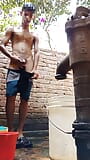Scen av en bypojke som tar ett bad. eftersom det inte fanns någon hemma tog jag ett öppet väderbad i naturlig överflöd. snapshot 16