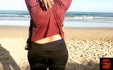 Istri memamerkan belahan dadanya di pantai terbuka snapshot 9