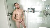 Hung étalon branle son énorme grosse bite blanche sous la douche après un match de rugby - johnny love gay twink masturbation en solo snapshot 3