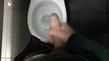 Rischioso! Masturbandosi nel bagno pubblico (23 cm) ragazzo adolescente carino snapshot 6