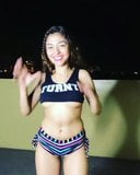 Ragazza in bikini danza snapshot 1