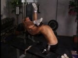 Bodybuilder-Typ fickt die eng rasierte Fotze dieser blonden Hure mit dicken Titten snapshot 9