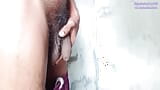 Rajeshplayboy993 masturbándose la polla mostrando el trasero y corriéndose en el baño snapshot 2