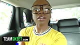 Fitte zwarte babe Amari Anne raakt haar natte poesje aan op de achterbank van een taxi - Teamskeet Classics snapshot 4