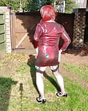 Heißer Transvestit, ultra glänzendes rotes metallisches Schlampen-Kleid snapshot 5