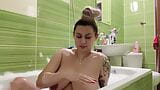 Une vraie adolescente enceinte sexy avec un cul sexy prend un bain snapshot 14