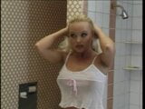 Blonde hottie met een geweldig lichaam neukt in de achtertuin snapshot 2