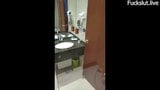 Indische Ehefrau gibt ihrem Ehemann im Badezimmer heißen Blowjob snapshot 1