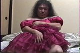 Weinrote Partykleid-Masturbation snapshot 1