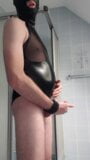 Latex Einlauf Sklave spielt mit aufblasbaren Einlauf Anal Plug snapshot 16