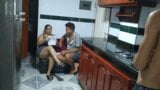 Eu chupo minha prima na cozinha enquanto eles entregam as compras snapshot 5