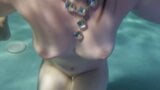 Blondes Schätzchen Sunny Lane entleert einen steifen Schwanz unter Wasser! snapshot 8