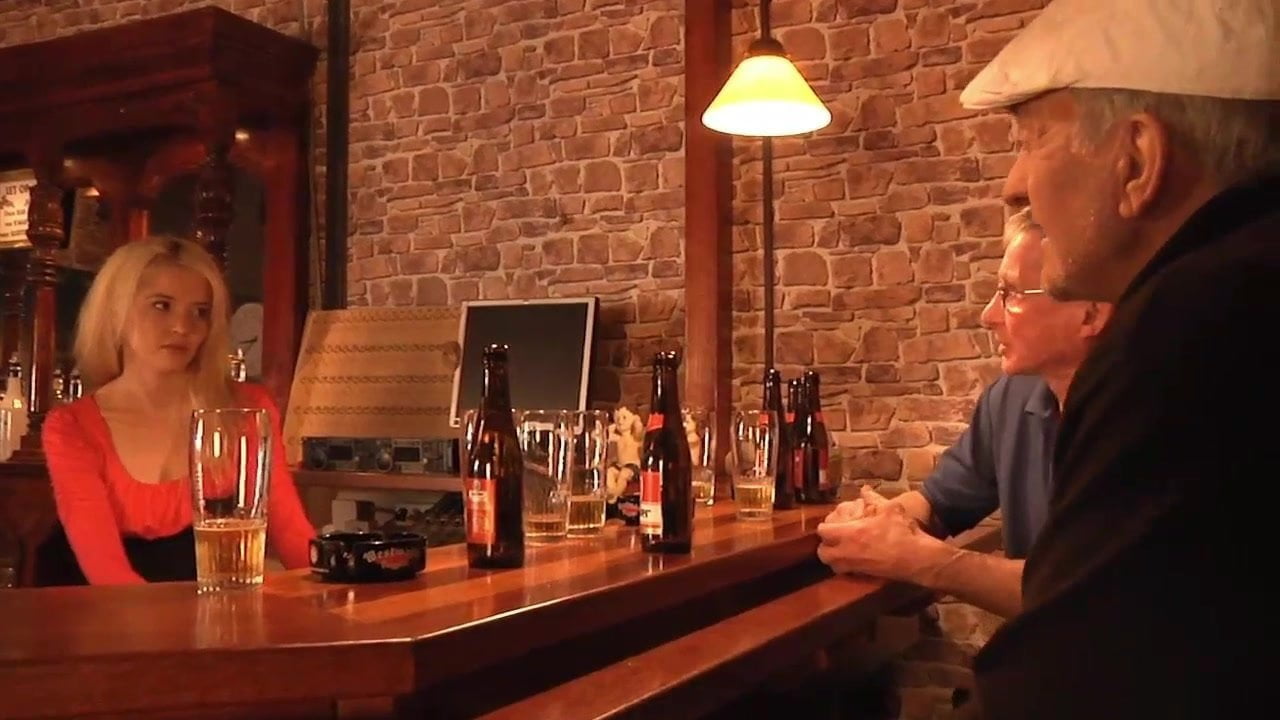 Dois turistas velhos fodendo loira americana em um bar