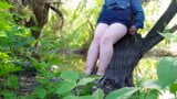 Une MILF sexy enlève sa culotte au bord du lac et pisse avec ses jambes écartées snapshot 1