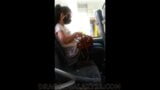 （公共巴士）闪烁的胸部和一个热辣的女孩口交 snapshot 2