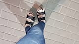 Crossdressing - platform sandalen met magere spijkerbroek snapshot 2