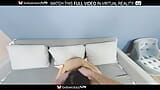 Nacktes brünettes mädchen Sunny May blowjob und harte ficks auf der couch in VR. snapshot 20