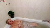 Heiße reife vollbusige blonde Mutter masturbiert und kommt in der Dusche.!. snapshot 5