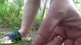 Viejo coño peludo meando en la naturaleza. Coño húmedo y sucio al aire libre. Primer plano y POV. PAWG y bragas blancas. Milf gordita. snapshot 4