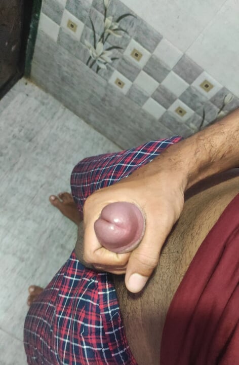 Indisk sexig pojke stor lund kuk onani i badrummet njuter av penis ring nonstop