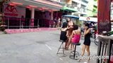 Soi 6 ladyboy pook een hete middag in het laagseizoen snapshot 9