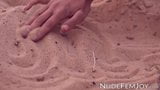 Uwodzicielska szlagier przedstawia swoją ogoloną cipkę na zewnątrz snapshot 15