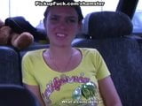 Brunette menyebalkan di dalam mobil snapshot 6